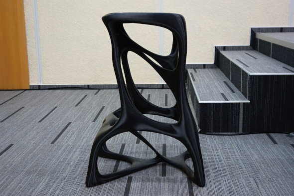 … ale přivezla ukázat i příklad zajímavé realizace: plně funkční židli Alien chair vážící 6,5 kilogramu, vytištěnou z termoplastu ABS (foto: Tomáš Vít)