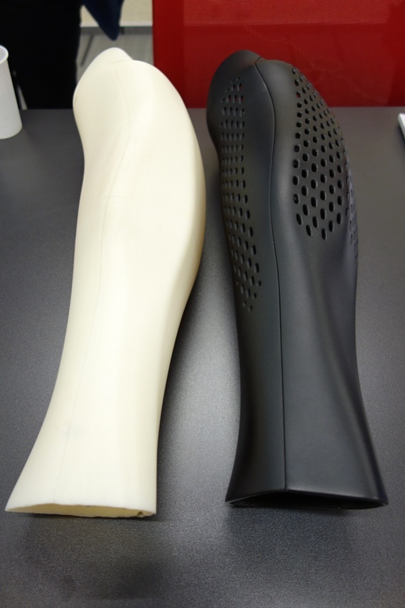 Tým 3Dees představil prototyp a finální model na míru připraveného krytu nožní protézy, jehož poloviny drží pohromadě silné magnety (foto: Tomáš Vít)