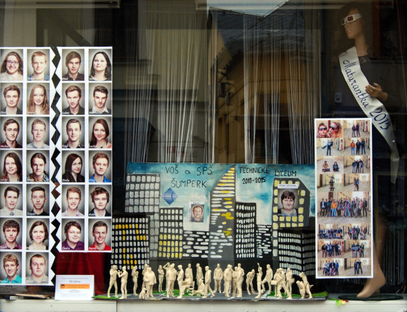 Maturitní tablo s 30 postavičkami je k vidění v Šumperku v sousedství divadla (foto: 3D Johny)