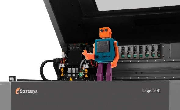 První tiskárnou, která má z hladkého propojení konstrukčního softwaru a profesionálního tiskového hardwaru těžit, je vícebarevné a vícemateriálové zařízení Objet500 Connex3 (model připravený v PTC Creo 3.0; zdroj: Stratasys)