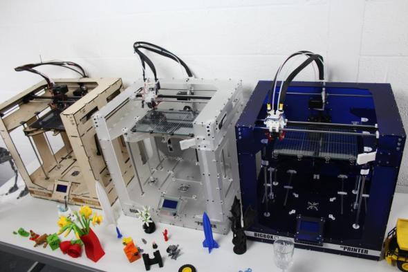 Prototypy nové tiskárny se skříní z různých materiálů (zdroj: BigBox3D)