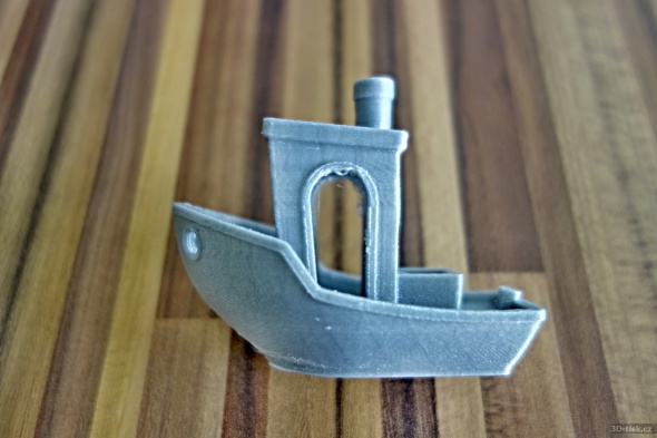 Přes rezervy u přesahů pod většími úhly odvádí Ultimaker kvalitní práci (model: #3DBenchy od CreativeTools)