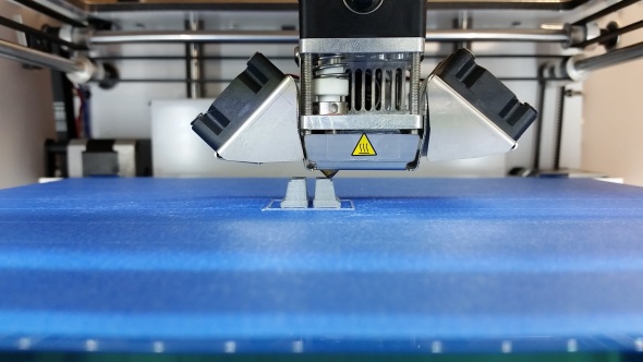 Velmi kultivovaný mechanický chod tiskárny doplňuje nepřeslechnutelný svist dvou miniaturních větráčků po obou stranách trysky