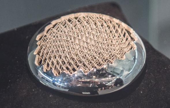 Komplikovaný šperk vyrobený na LMF stroji MySint 100 (expozice Sisma)