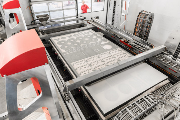 Průmyslová tiskárna VX4000 si poradí s jak s obrovskými díly, tak s tiskem mnoha součástí v jediném kroku z jemných sypkých materiálů (foto: Voxeljet)