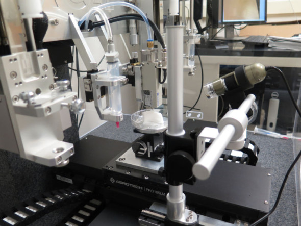 3D biotiskárna dokáže pracovat s více materiály souběžně, buněčné hydrogely jsou neseny strukturou biologicky rozložitelných polymerů (foto: Wake Forest Institute for Regenerative Medicine)