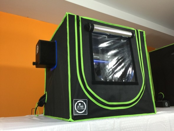 Nová, odlehčená verze sází na levnější materiály, zachovává nicméně filtraci vzduchu z uzavřené tiskové komory (foto: 3DPrintClean)