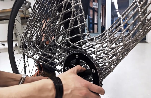 Klasický řemenový převod vede mezerou v rámu tvořeném navařovanou kovovou sítí (obr.: Arc Bicycle)