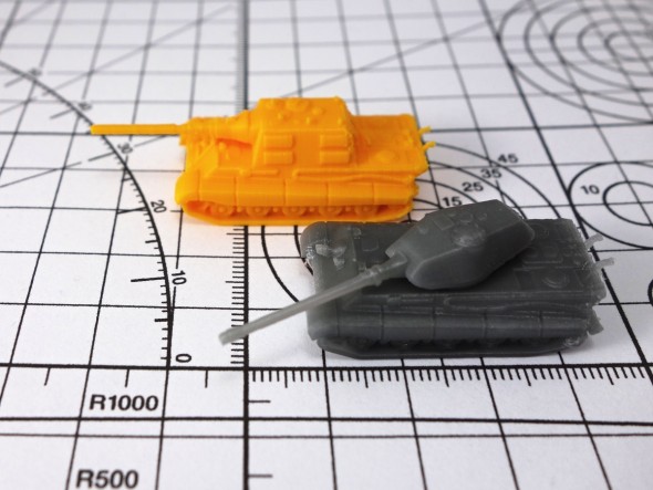 Miniaturní tanky patří mezi náročnější výtisky, ale ty z obrázku zvládla běžná stavebnice 3D tiskárny s tryskou průměru 0,4 milimetru (autor modelu: m_bergman, výtisk a foto: Tomáš Vít)