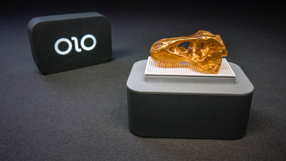 Velmi kompaktní stereolitografickou tiskárnu Olo pohání vlastní baterie, displej pak pro změnu baterie vašeho telefonu (foto: Olo 3D)