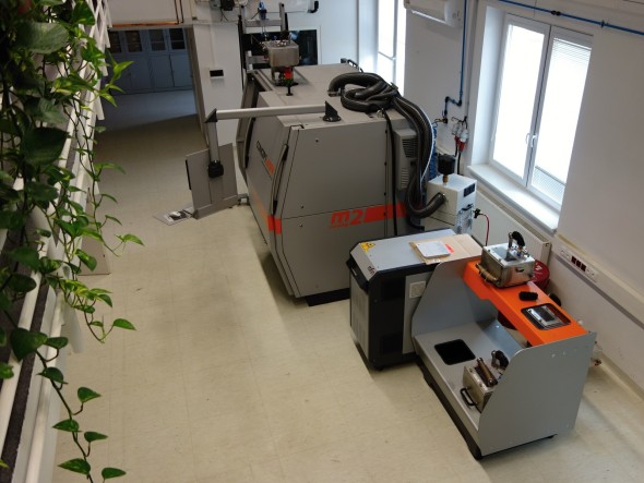 Největší pracoviště v centru UPrint 3D obsadila tiskárna Concept Laser M2 Cusing, která umí spékat laserem jemné prášky z nástrojové oceli, hliníku nebo titanu