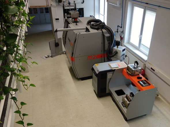 Největší pracoviště v centru UPrint 3D obsadila tiskárna Concept Laser M2 Cusing, která umí spékat laserem jemné prášky z nástrojové oceli, hliníku nebo titanu