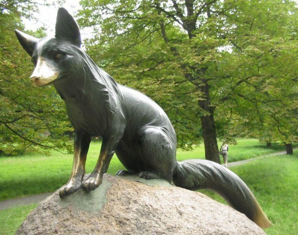 Krádež původní sochy lišky Bystroušky v oboře Hukvaldy místní obyvatelé ani turisté ještě nestrávili (foto: MCAE Systems)