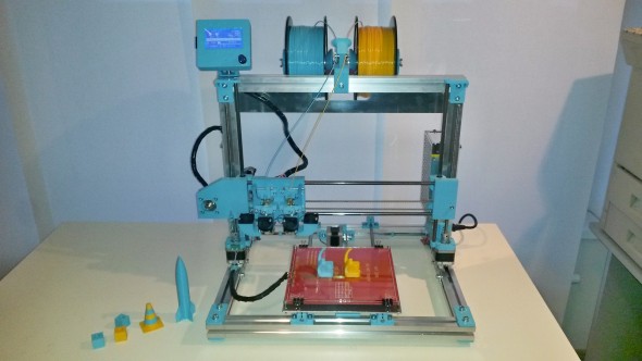 Stolní 3D tiskárnu Poseidon Duo s dvěma extrudery a základním tiskovým objemem 200 × 200 × 250 milimetrů je možné zakoupit za 15 680 korun. Méně zkušení uživatelé mohou pro stavbu využít workshopu s odborným vedením autora, nebo si pořídit tiskárnu už sestavenou a zkalibrovanou za 25 990 korun