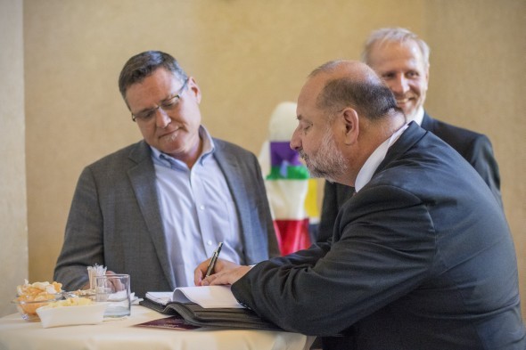 MCAE Systems je členem globální servisní sítě Stratasysu. K podepsání smlouvy došlo ve Strahovském klášteře v Praze. Vlevo Jeff Hanson (Stratasys), Miloslav Drápela (vpravo) a Daniel Adam (vzadu; oba MCAE Systems)