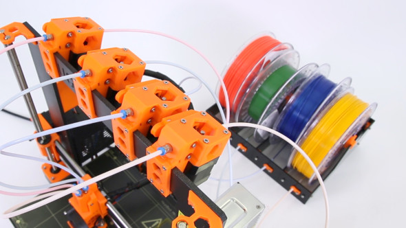 Po přestavbě se cívky s materiály přesunou za tiskárnu (foto: Prusa Research)