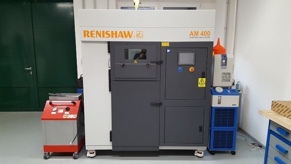 Stroj Renishaw AM400 má stavební komoru o rozměrech 250 mm × 250 mm × 300 mm (foto: Marek Pagáč)
