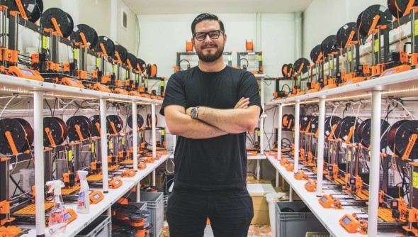 Josef Průša je v současnosti nejúspěšnějším podnikatelem se 3D tiskárnami v Česku. Proto, že na rozdíl od ostatních obsluhuje celý svět
