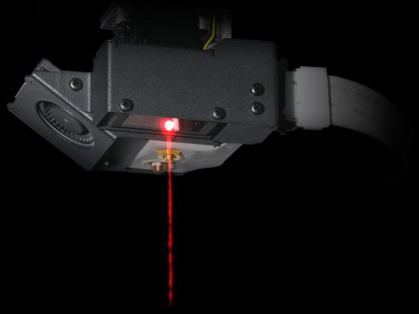 Kontrolní měření s přesností 1 mikrometru v ose Z zajišťuje laserový paprsek průměru 50 mikrometrů (foto: Markforged)